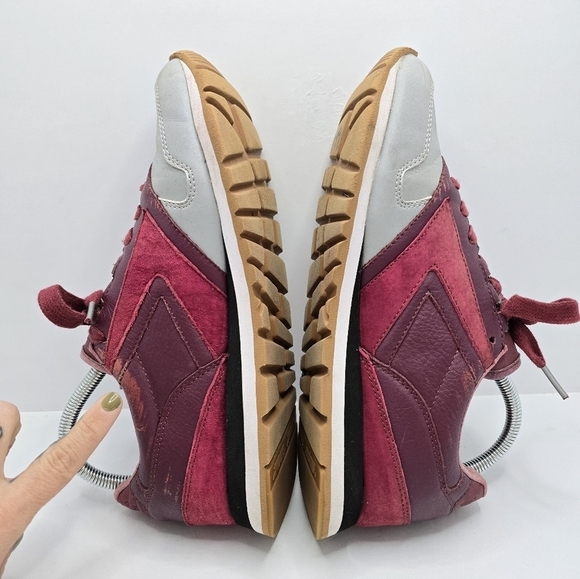 Brooks × Barney's NY | Chariot 'Reflective Pack' burgundy sneakers | MENS 8 - Picture 9 of 10